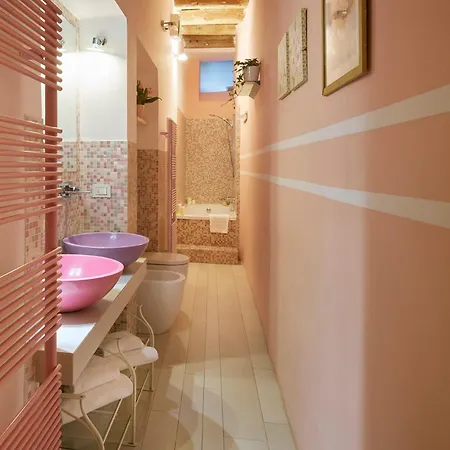 Apartamento Bright, Romantic Retreat In *