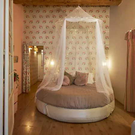 Bright, Romantic Retreat In Florencia