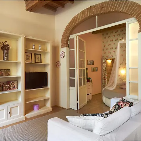 Διαμέρισμα Bright, Romantic Retreat In