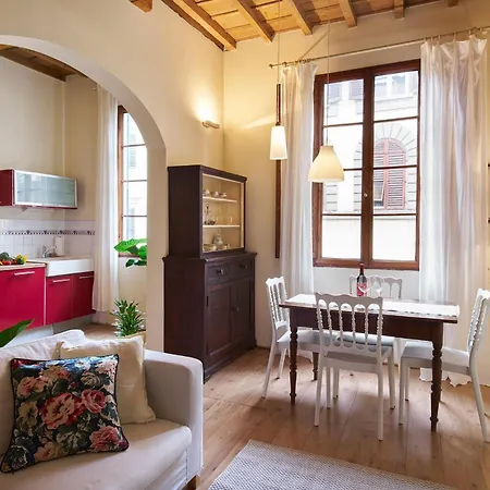 Bright, Romantic Retreat In Florencia